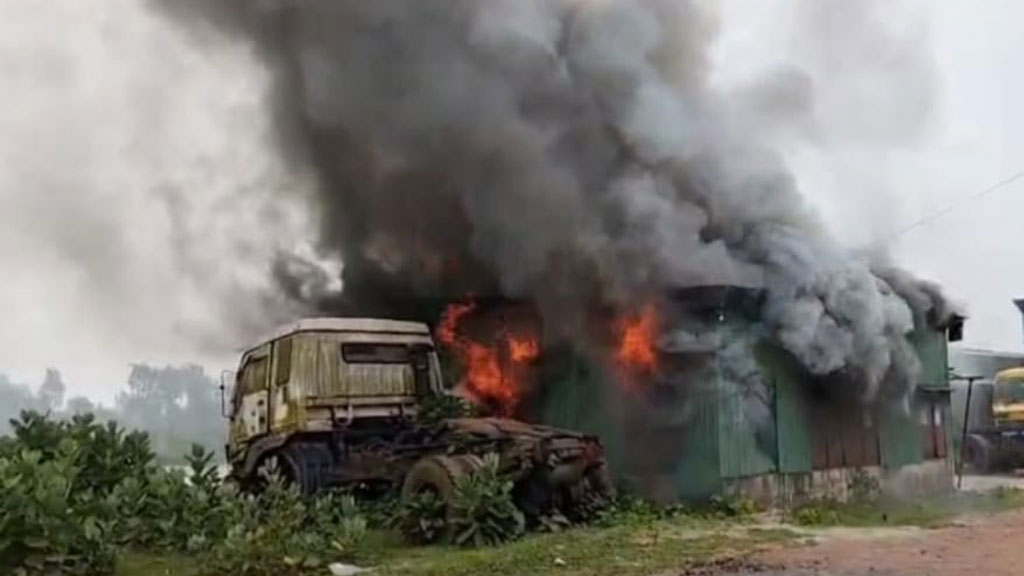 পটুয়াখালীতে প্রতিষ্ঠানে হামলা করে ঠিকাদারকে পুড়িয়ে মারার চেষ্টা বিএনপি নেতা-কর্মীদের